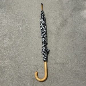 NWOT Totes Auto Open Wooden Handle J Stick Zebra Print Large Umbrella